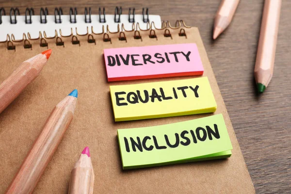 Notas Pegajosas Com Palavras Diversidade Igualdade Inclusão Cadernos Lápis Coloridos — Fotografia de Stock