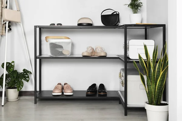 Fekete Asztal Stílusos Cipőkkel Kiegészítőkkel Folyosón — Stock Fotó