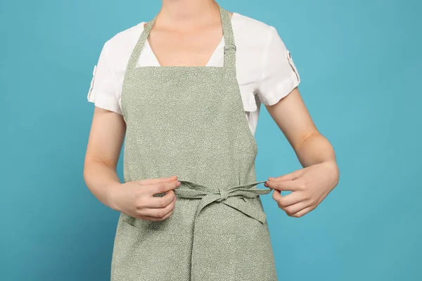 Frau Sauberer Schürze Mit Muster Auf Hellblauem Hintergrund Nahaufnahme — Stockfoto