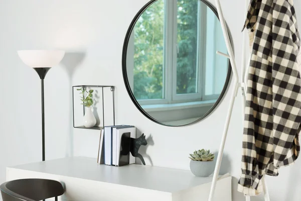Elegante Espejo Redondo Pared Blanca Sobre Escritorio Habitación —  Fotos de Stock
