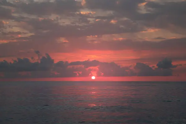 Мальовничий Вид Захід Сонця Хмарами Над Морем — стокове фото