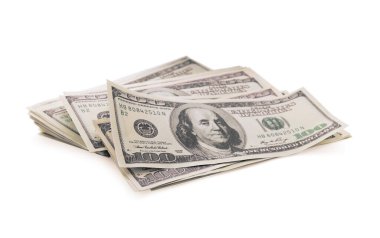 Beyaz arka plan üzerinde birçok Doları banknot. Amerikan ulusal para birimi
