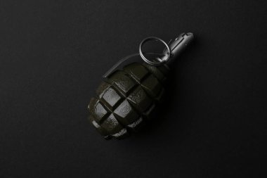 Siyah arka planda el bombası, üst görüş.