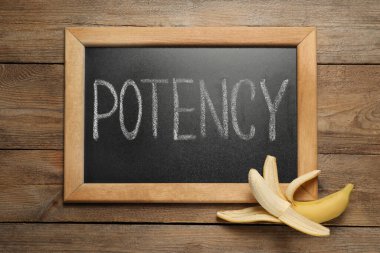 Tahtada kelime gücü ve soyulmuş muz, ahşap masa, üst görünüm