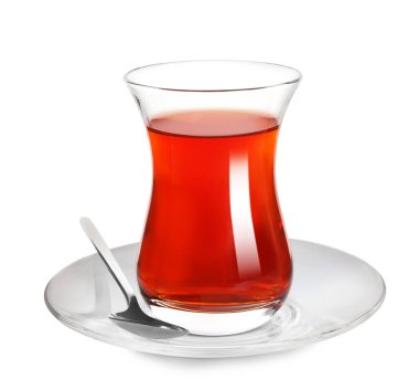 Beyaz kaşıklı geleneksel Türk çayı.