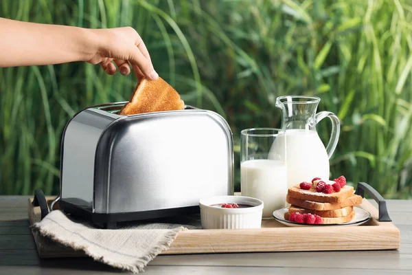 Ahşap Masada Tost Makinesinden Kızarmış Ekmeği Alan Kadın Yakın Plan — Stok fotoğraf