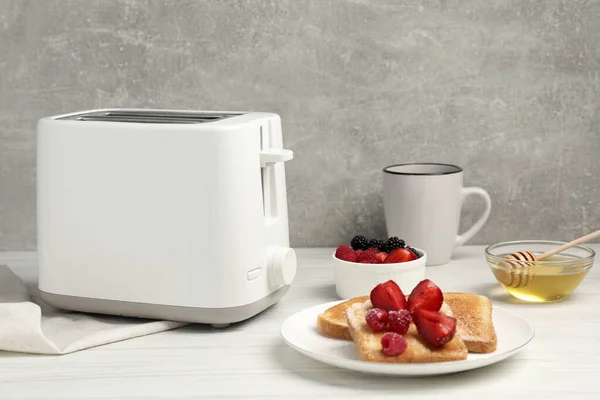 현대의 토스터 베리와 그리고 식탁에 컵으로 — 스톡 사진