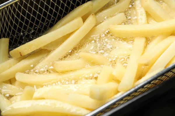 Cocinar Deliciosas Papas Fritas Aceite Caliente Primer Plano — Foto de Stock