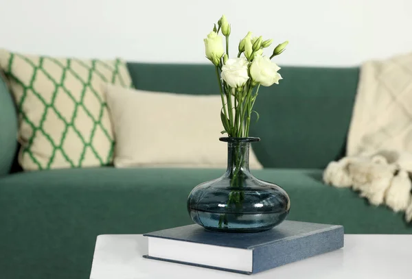 Schöne Eustoma Blumen Vase Und Buch Auf Weißem Holztisch Drinnen — Stockfoto