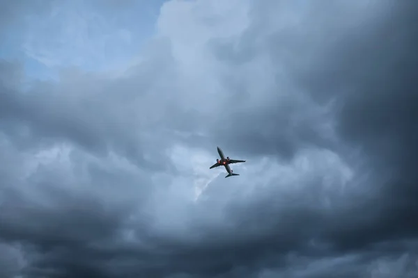 Modern White Airplane Flying Sky Clouds Low Angle View — Fotografia de Stock