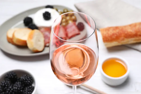 Ποτήρι Νόστιμο Ροζέ Κρασί Και Σνακ Λευκό Τραπέζι Closeup — Φωτογραφία Αρχείου