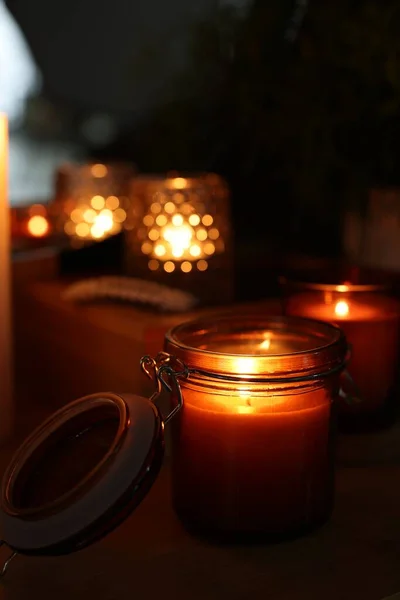 Lit Kaarsen Houten Tafel Donkere Kamer Ruimte Voor Tekst — Stockfoto