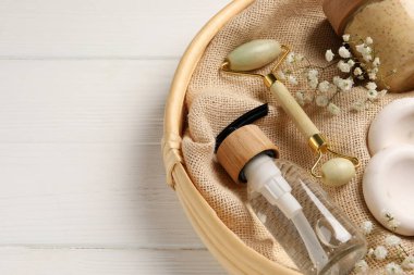 Beyaz ahşap masadaki kişisel ürünlerin olduğu spa seti, yakın plan. Metin için boşluk