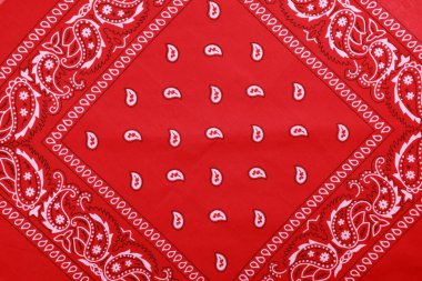 Arka planda desenli kırmızı bandana üst görünümü