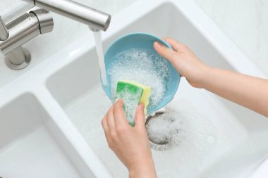 Mutfak lavabosunda kadın yıkama kabı.