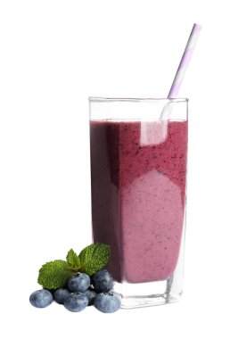 Bir bardak lezzetli yaban mersini püresi ve beyaz arka planda taze meyve.