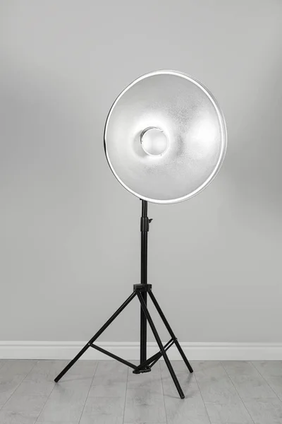 Professional Beauty Dish Reflector Tripod Grey Wall Room Photography Equipment — Stock Photo, Image