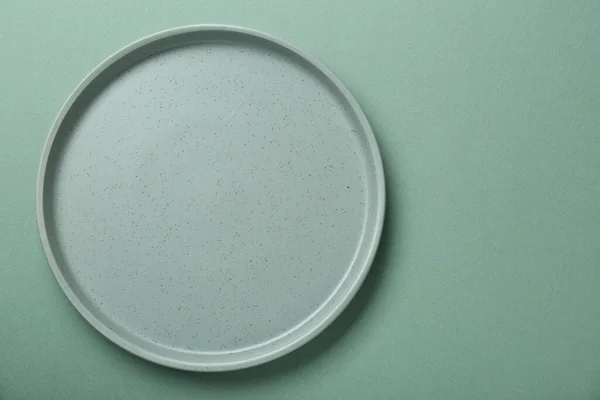 绿色背景的空陶瓷盘 顶部视图 案文的篇幅 — 图库照片