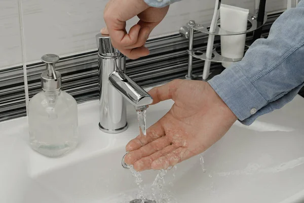 Homme Utilisant Robinet Eau Pour Laver Les Mains Dans Salle — Photo