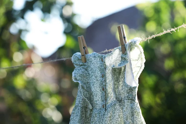 Drogen Van Kleding Waslijn Tegen Wazige Achtergrond — Stockfoto