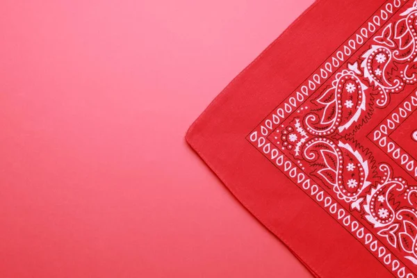 Gefaltetes Bandana Mit Paisley Muster Auf Rotem Hintergrund Ansicht Von — Stockfoto
