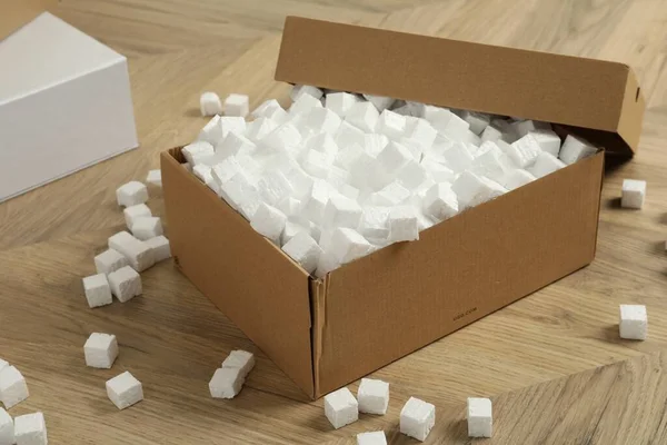 Картонная Коробка Кубики Пенопласта Деревянном Полу — стоковое фото