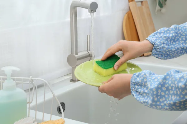 Placa Lavado Mujer Por Encima Del Fregadero Cocina Primer Plano — Foto de Stock