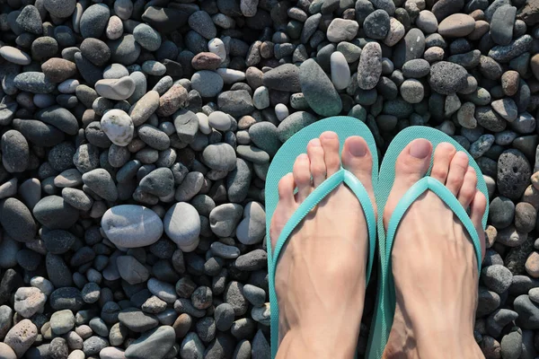 Çakıl Taşı Plajında Şık Terlik Giyen Bir Kadın Yakın Plan — Stok fotoğraf