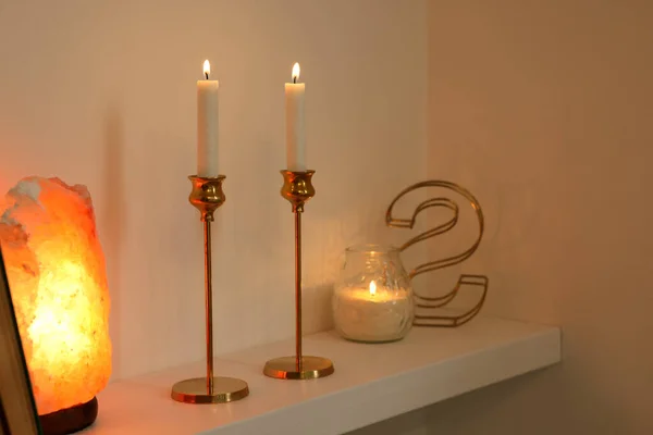 Paar Schöne Kerzenständer Duftkerze Und Salzlampe Auf Weißem Regal Platz — Stockfoto