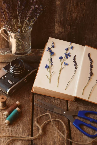 Σύνθεση Όμορφα Αποξηραμένα Λουλούδια Και Vintage Κάμερα Ξύλινο Τραπέζι — Φωτογραφία Αρχείου