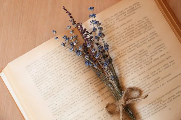 Βιβλίο Ανοιχτό Πολλά Αποξηραμένα Λουλούδια Ξύλινο Τραπέζι Κοντινό — Φωτογραφία Αρχείου