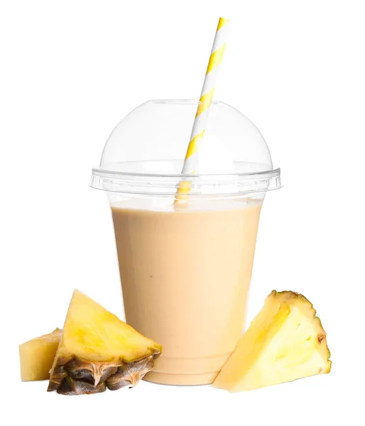 Plastikbecher Mit Leckerem Ananas Smoothie Und Frischem Obst Auf Weißem — Stockfoto