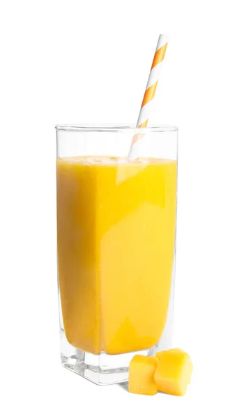 Glas Välsmakande Mango Smoothie Och Frukt Skiva Vit Bakgrund — Stockfoto
