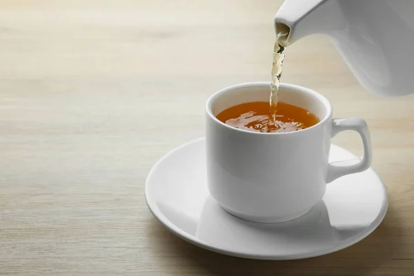 Groene Thee Een Witte Beker Gieten Met Schotel Houten Tafel — Stockfoto