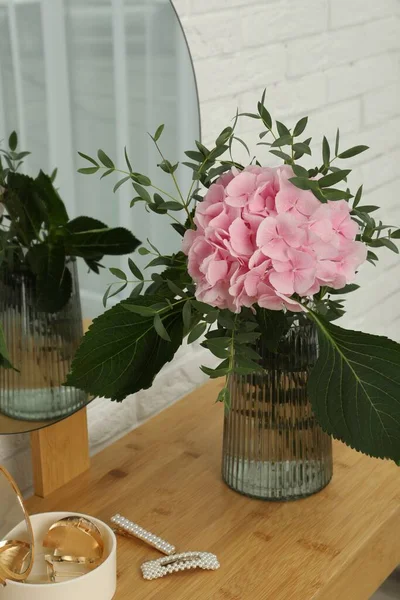 Lindas Flores Hortensia Rosa Vaso Mesa Vestir Dentro Casa — Fotografia de Stock