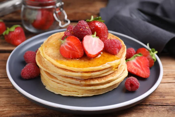 Pancake Lezat Dengan Buah Beri Segar Dan Madu Atas Meja — Stok Foto