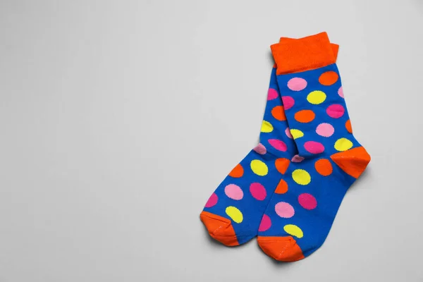 Barevné Ponožky Světle Šedém Pozadí Ploché Mezera Pro Text — Stock fotografie
