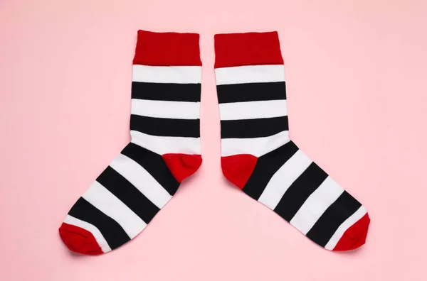 Proužkované Ponožky Růžovém Pozadí Ploché Ležely — Stock fotografie