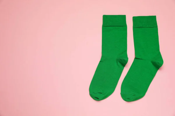 Zelené Ponožky Růžovém Pozadí Ploché Ležely Mezera Pro Text — Stock fotografie