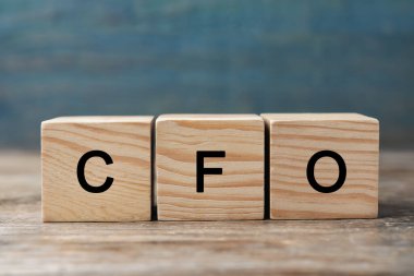 Ahşap küplerin kısaltması, yakın plan. Mali yönetim