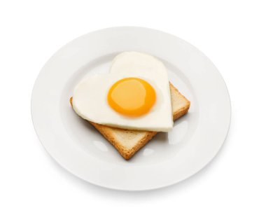 Lezzetli, kalp şeklinde yumurta tabağı ve beyaz üzerine izole edilmiş tost.