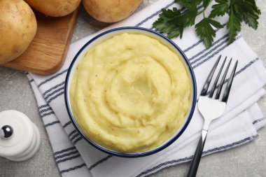 Gri masada servis edilen bir kase lezzetli patates püresi.