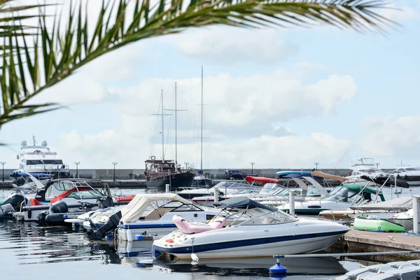 Hermosa Vista Del Muelle Ciudad Con Barcos Amarrados Día Soleado — Foto de Stock