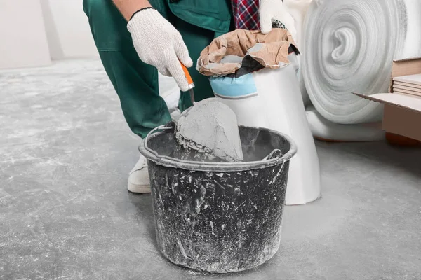 Arbetare Med Cementpulver Och Murslev Blandning Betong Hink Inomhus Närbild — Stockfoto