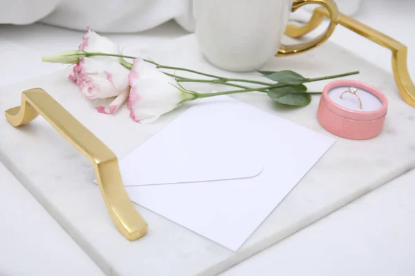 Tablett Mit Blumen Und Wunderschönem Verlobungsring Box Auf Weißem Bett — Stockfoto