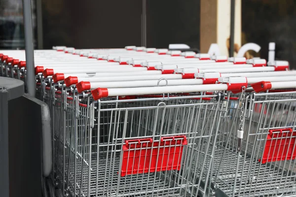 Viele Leere Einkaufswagen Aus Metall Der Nähe Von Supermärkten — Stockfoto