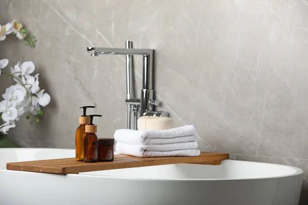 Körperpflegeprodukte Und Gefaltete Handtücher Auf Badewanne Innenräumen — Stockfoto