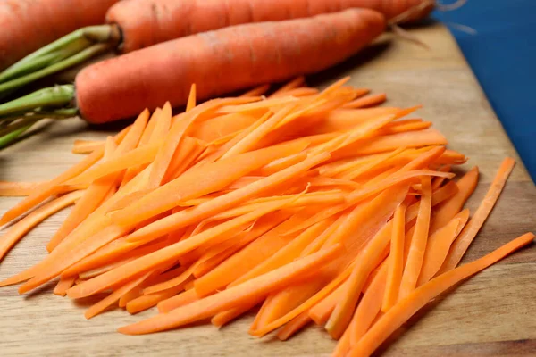 新鲜成熟的多汁胡萝卜棒和整个蔬菜在木板上 特写镜头 — 图库照片
