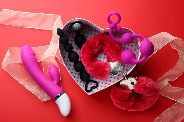 Cutie Cadou Diferite Jucării Sexuale Fundal Roșu Lac Plat — Fotografie, imagine de stoc