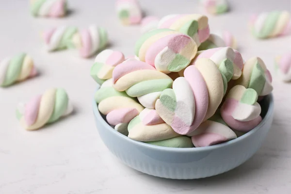 Mísa Barevnými Marshmallows Bílém Stole Detailní Záběr — Stock fotografie